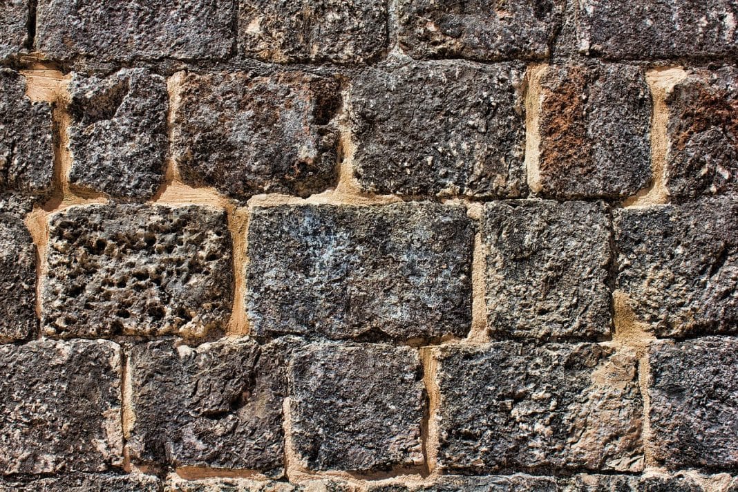 wall-823602_1280