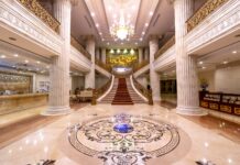 Jak powstał luksusowy hall wejściowy z posadzką z marmuru Carrara Elegancki hall hotelowy z marmurową posadzką, schodami i żyrandolem
