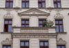 Zewnętrzne parapety z granitu płomieniowanego z kapinosem – dlaczego ten detal decyduje o elewacji