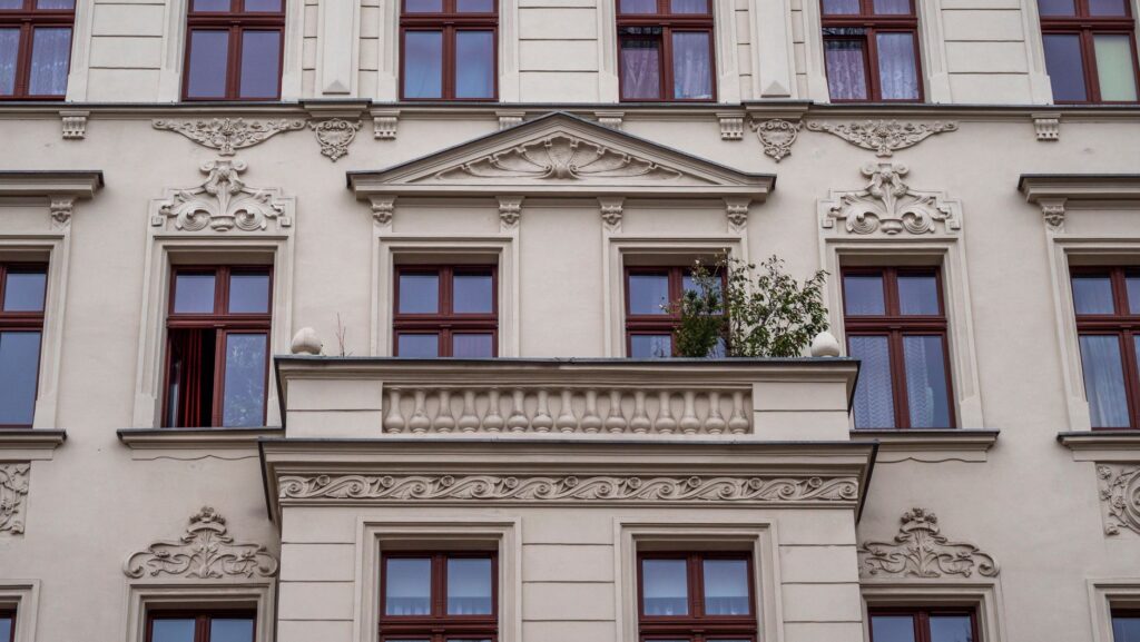Zewnętrzne parapety z granitu płomieniowanego z kapinosem – dlaczego ten detal decyduje o elewacji