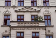 Zewnętrzne parapety z granitu płomieniowanego z kapinosem – dlaczego ten detal decyduje o elewacji