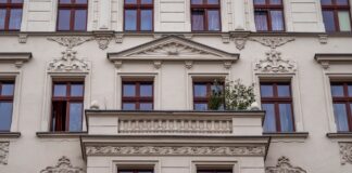 Zewnętrzne parapety z granitu płomieniowanego z kapinosem – dlaczego ten detal decyduje o elewacji