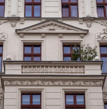 Zewnętrzne parapety z granitu płomieniowanego z kapinosem – dlaczego ten detal decyduje o elewacji