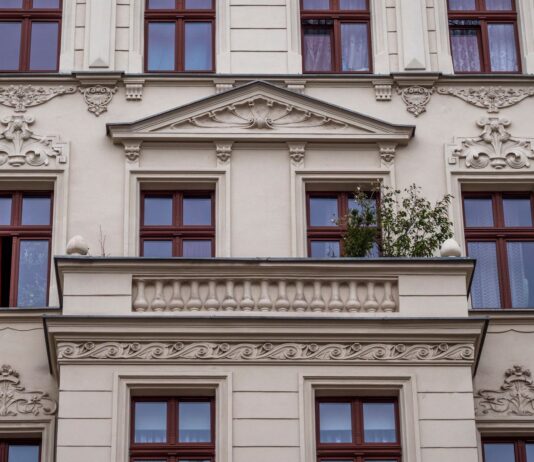 Zewnętrzne parapety z granitu płomieniowanego z kapinosem – dlaczego ten detal decyduje o elewacji Zewnętrzne parapety z granitu płomieniowanego z kapinosem – dlaczego ten detal decyduje o elewacji